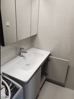 Meuble-lavabo moderne pour hôtel en noyer/blanc/champagne, meuble-lavabo sur pied avec miroir LED tactile éclairé et pieds en métal
