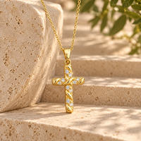 Nouveau collier croix ARNAN pour femme, pendentif torsadé entièrement pavé, chaîne en acier, bijoux délicats à superposer pour femme, vente en gros, cadeaux de fête