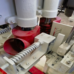 Máquina automática europea para clavar bloques de palets de madera contrachapada y cortar bloques - Product Image 6