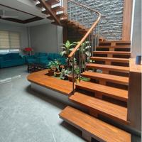 Escalier droit sur mesure à monopoutre avec âme en acier renforcé et configuration de marches personnalisée