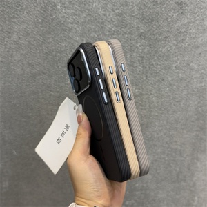 Funda Protectora Magnética Delgada con Textura de Fibra de Carbono para iPhone 17 Pro Max, Color Negro - Product Image 3