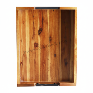 Bandeja para servir de madera de acacia natural con mango de metal Bandeja de madera segura para alimentos para uso doméstico y en restaurantes Ideal para servir desayunos - Product Image 1
