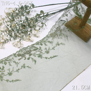 Passamaneria in pizzo ricamato con fiori in rete verde morbida, design leopardato metallizzato argento brillante Wild Garden, 21 cm, per lingerie sexy da donna - Product Image 1