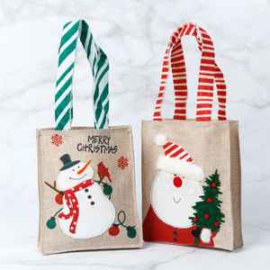 Vente en gros de sacs fourre-tout de cadeau de Noël en jute écologique et durable Petits sacs de cadeau d'achat de bonhomme de neige 19x15.5x4.5cm - Product Image 1