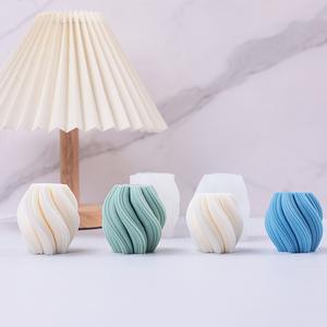 Vente flash : moule à bougie géométrique rayé en forme de colonne pour Noël, grand moule en silicone à vagues rotatives - Product Image 6