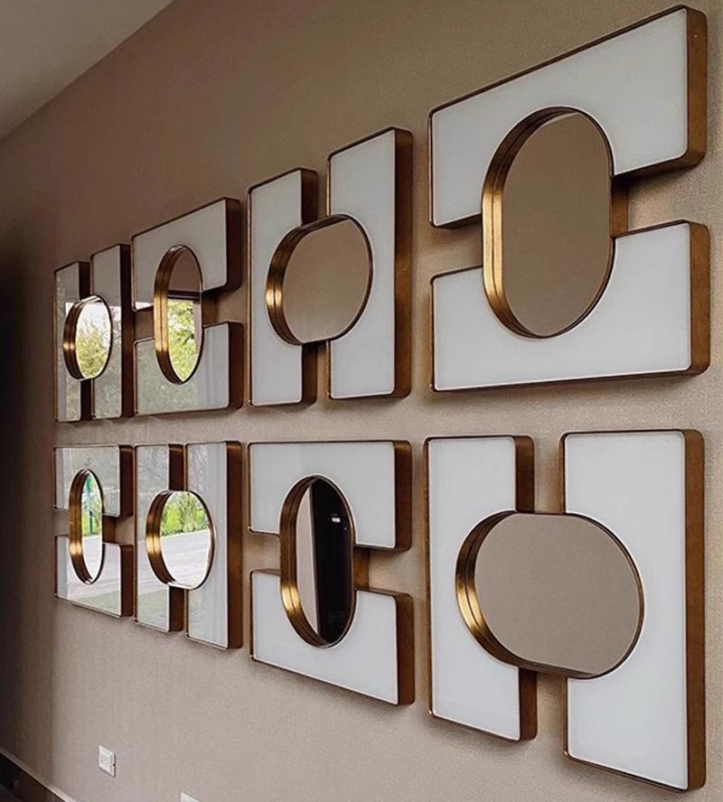 Set da otto pezzi con cornice dorata