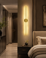 Applique murale LED verticale dorée de luxe, luminaire mural moderne pour la décoration de chambre d'hôtel, de salon ou de chambre à coucher