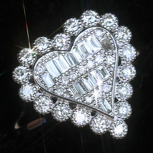 Anello Geometrico a Cuore Traforato per Donne, Gioiello da Dito Scintillante e alla Moda - Product Image 1