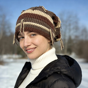 Chapeau Kufi <span class=keywords><strong>en</strong></span> crochet décontracté fait main avec pompons - Rayures arc-<span class=keywords><strong>en</strong></span>-ciel colorées <span class=keywords><strong>en</strong></span> patchwork, adapté au style Rasta/jamaïcain - Product Image 2
