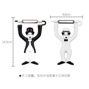 Éplucheur de fruits noir de style Charlie Chaplin, design européen-américain, lame en acier inoxydable, corps en plastique, passe au lave-vaisselle - Product Image 4