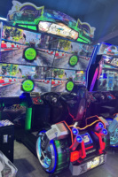 Machine de jeu de course d'arcade immersive à plusieurs écrans à 2 joueurs à monnayeur sur le thème Fast & Furious pour parcs d'attractions/salles de jeux
