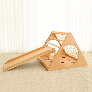 Ensemble de jeu triangulaire Pickler personnalisé pour tout-petits avec rampe et arche à bascule pour usage domestique, structure d'escalade en bois Montessori de qualité supérieure - Product Image 1