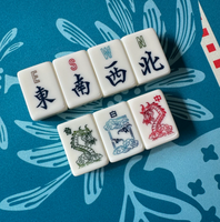 Set Mahjong Akrilik Modern Mewah Florence dengan Desain Lipat Portabel Ukiran Bunga untuk 4 Pemain Hiburan Keluarga