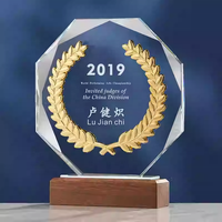Trophée en cristal transparent de qualité supérieure avec base en bois naturel, plaque en cristal gravée sur mesure, trophée de reconnaissance des vainqueurs de compétition