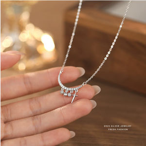 Collar de moissanita de Luna y Cruz Diseño delicado plateado - Product Image 2