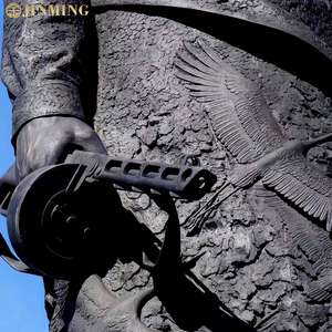 Statues en bronze sur mesure de soldats soviétiques et russes sur le thème de la mode avec impression sérigraphique - Product Image 5