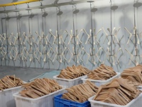 OEM/ODM vente en gros en vrac cintres en bois vêtements cintre en bois