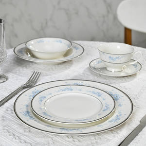 Набор столовой посуды из костяного фарфора класса люкс с серебряным ободком и цветочным узором: тарелки, чашки, керамические блюда - Product Image 2