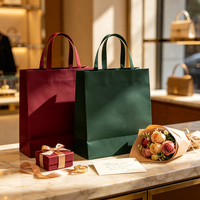 Sacs en papier de luxe avec ruban, logo personnalisé, papier couché noir, gaufrage à chaud, sacs de shopping pour les marques de vêtements de mode