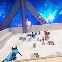 Parc d'attractions pour enfants sur le thème de l'espace, grands toboggans en plastique, jeux interactifs, aire de jeux intérieure pour enfants