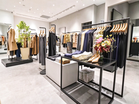 Augmenter l'impact de la marque |   Décoration de boutique de mode et design d'intérieur de magasin de vêtements - Présentoirs pour espace commercial de luxe