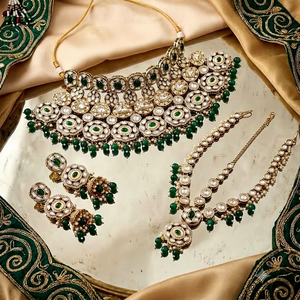 Conjunto de Joyería de Lujo Chapado en Oro con Circones y Perlas, Collar, Pendientes y Anillo Geométricos para Mujer, Estilo Clásico de Alta Gama para Bodas - Product Image 1
