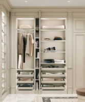 Dressing de luxe avec îlot en marbre courbé et banc rembourré, armoire classique à panneaux surélevés, direct usine
