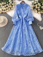 Robe longue élégante vintage française en maille, col montant, broderie, taille cintrée, simple boutonnage, pour soirée formelle
