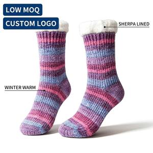Chaussettes pantoufles doublées en sherpa avec logo personnalisé pour <span class=keywords><strong>femmes</strong></span>, chaussettes d'hiver épaisses, chaudes, en tricot, moelleuses, avec grip antidérapant, faible MOQ - Product Image 1