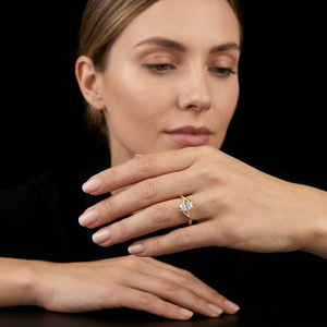 Superbe bague de fiançailles en diamant de laboratoire taille ovale, plaqué or sur argent, avec halo caché, minimaliste, pour mariage - Product Image 1