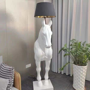 ノルディックデンマークレトロ子犬フロアランプ装飾樹脂ホースポストランタンロビーロフトホーススタンディングライト - Product Image 5