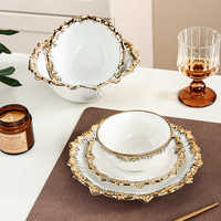 Vente en gros de vaisselle de luxe, assiette de présentation écologique à bordure dorée en céramique avec motif floral carré pour les mariages