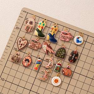 Magische Weidefluisteringen |   18K verguld messing bedels met handgeschilderd emaille-effect voor het maken van sieraden |   Grillige hemelse hanger - Product Image 2