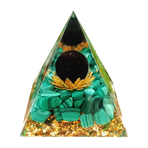 Pyramide en résine époxy avec galets de cristal, ornement de bureau, décoration d'aquarium, globe vert malachite noir, cadeau - Product Image 5