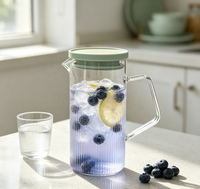 Carafe en verre borosilicate à nervures verticales avec couvercle vert et poignée en verre, résistante à la chaleur, pour jus et thé glacé