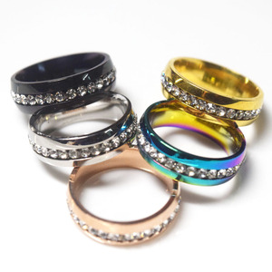 แหวนสแตนเลสประดับเพชรเทียมแบบฝัง แหวนกลิตเตอร์สวยหรูสำหรับผู้หญิงและผู้ชาย กว้าง 6 มม. - Product Image 1