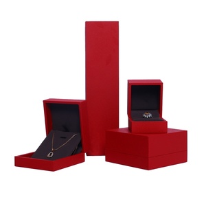 Boîte de rangement pour bijoux en similicuir rouge avec logo personnalisable, style simple, pour bagues, colliers et boucles d'oreilles - Product Image 2