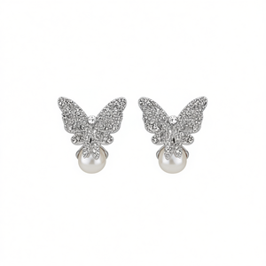 Boucles d'oreilles clous papillon en or blanc E3629 avec perles d'imitation et diamants taille brillant rond pour femme, style romantique pour soirée - Product Image 1