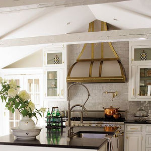 Cappa Aspirante di Lusso Artigianale in Acciaio Inossidabile con Finiture in Ottone, Design a Campana, Cappa Metallica Personalizzata per Cucine di Ville - Product Image 6