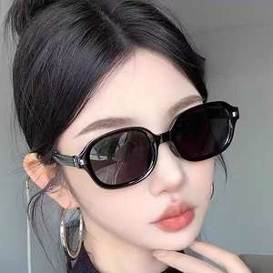 แว่นกันแดดผู้หญิงสไตล์เบลล่ากรอบสี่เหลี่ยม UV400 วัสดุพีซีคลาส 2 แว่นกันแดดกรอบสีดำแฟชั่นดีไซน์ย้อนยุค - Product Image 5