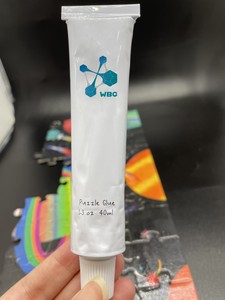Pegamento para Rompecabezas WBG Personalizado, de Secado Rápido, en Tubo de Aluminio Resistente, con Aplicador Fácil de Usar - Product Image 2