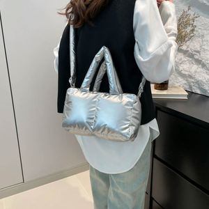 Bolsos de Mano Acolchados Minimalistas de Color Sólido para Mujer, Bolsos Tote Acolchados con Logotipo Personalizado - Product Image 4
