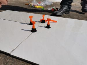 Système de nivellement de carreaux en T réutilisable haute performance Sunsbuild, avec goupilles de verrouillage en T en acier inoxydable, pour une installation de carreaux de sol améliorée - Product Image 5