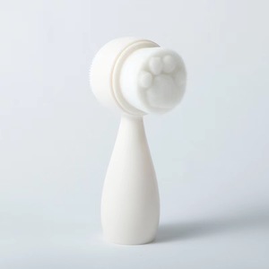 Brosse nettoyante pour le visage en silicone souple en forme de patte de chat avec manche en plastique et poils synthétiques – Conception angulaire pour le blush, pour une utilisation manuelle facile - Product Image 3