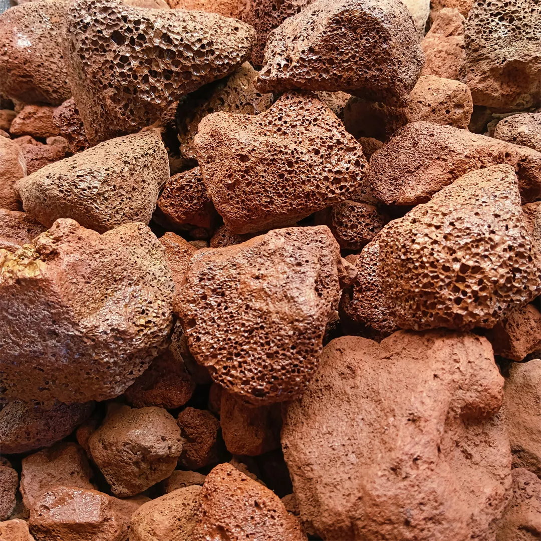 منظر طبيعي من البازلت صديق للبيئة صلب كبير من الطوب الأحمر البركاني الصخري من حجر الحمم البركانية الحمراء
