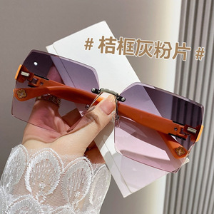 แว่นกันแดดผู้หญิงทรง H ไร้กรอบ สีน้ำตาลไล่เฉด UV375 กรอบ PC เลนส์ AC แบบที่ 3 พร้อมกล่องบรรจุ - Product Image 5