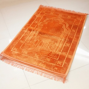 Alfombra de oración interior musulmana lavable, de franela gruesa y felpuda, con diseño floral en relieve. - Product Image 1