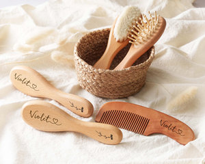 Kaiyue OEM Personnalisé, Meilleures ventes : Ensemble brosse et peigne à cheveux en bois pour bébé, Cadeau de naissance et de douche personnalisé avec gravure - Product Image 5