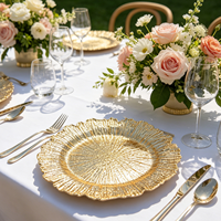 Assiette de service de luxe contemporaine plaquée or à bords ondulés de 13 pouces en PP, technique pigmentée, personnalisable, écologique et durable