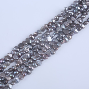 Perles d'eau douce naturelles de 18 cm, 4-5 mm, double face, forme baroque, blanches, brillantes, avec trou latéral gris, parfaites pour la fabrication de boucles d'oreilles et de colliers - Product Image 1